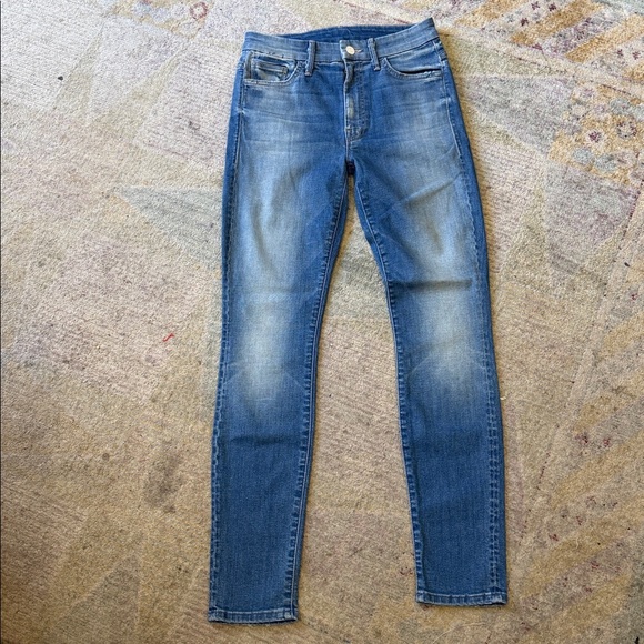 MOTHER Denim - Mother High Waisted Double Looker Hover skinny jeans in a blue wash. Size 26